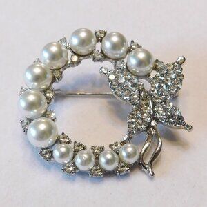 Wreath Style Silver Tone Brooch With Faux Pearls & Butterfly